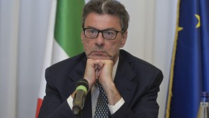 Manovra, Giorgetti: "Non ci saranno più tasse, tagli per ministeri ed enti pubblici"