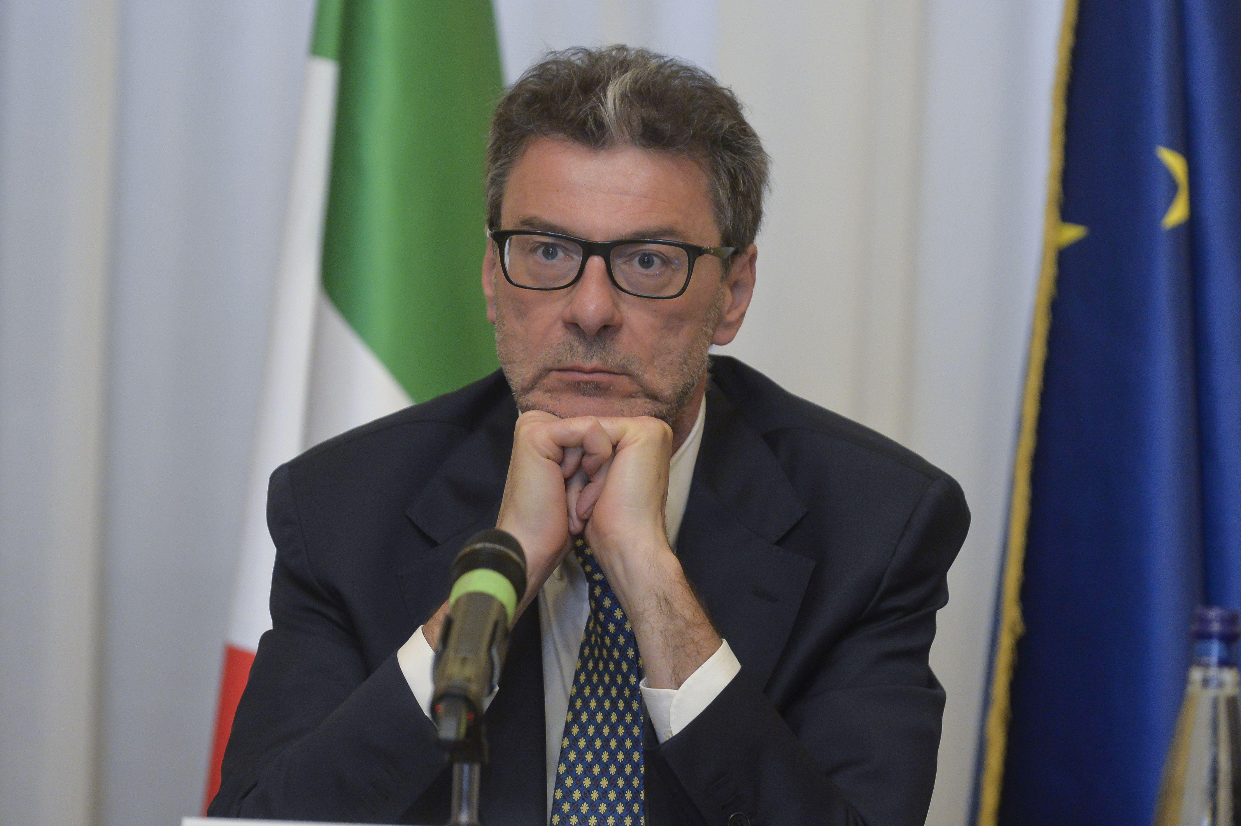 Manovra, Giorgetti: "Non ci saranno più tasse, tagli per ministeri ed enti pubblici"