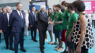 Mattarella ai giovani: "Non rinunciate a relazioni personali chiudendovi nei social"