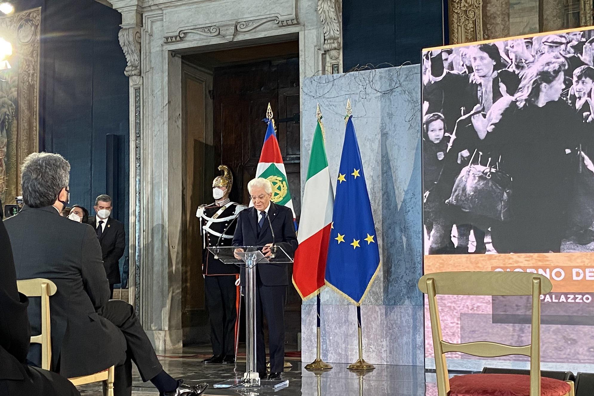 Mattarella: "Auschwitz simbolo del disumano concepito da uomini"