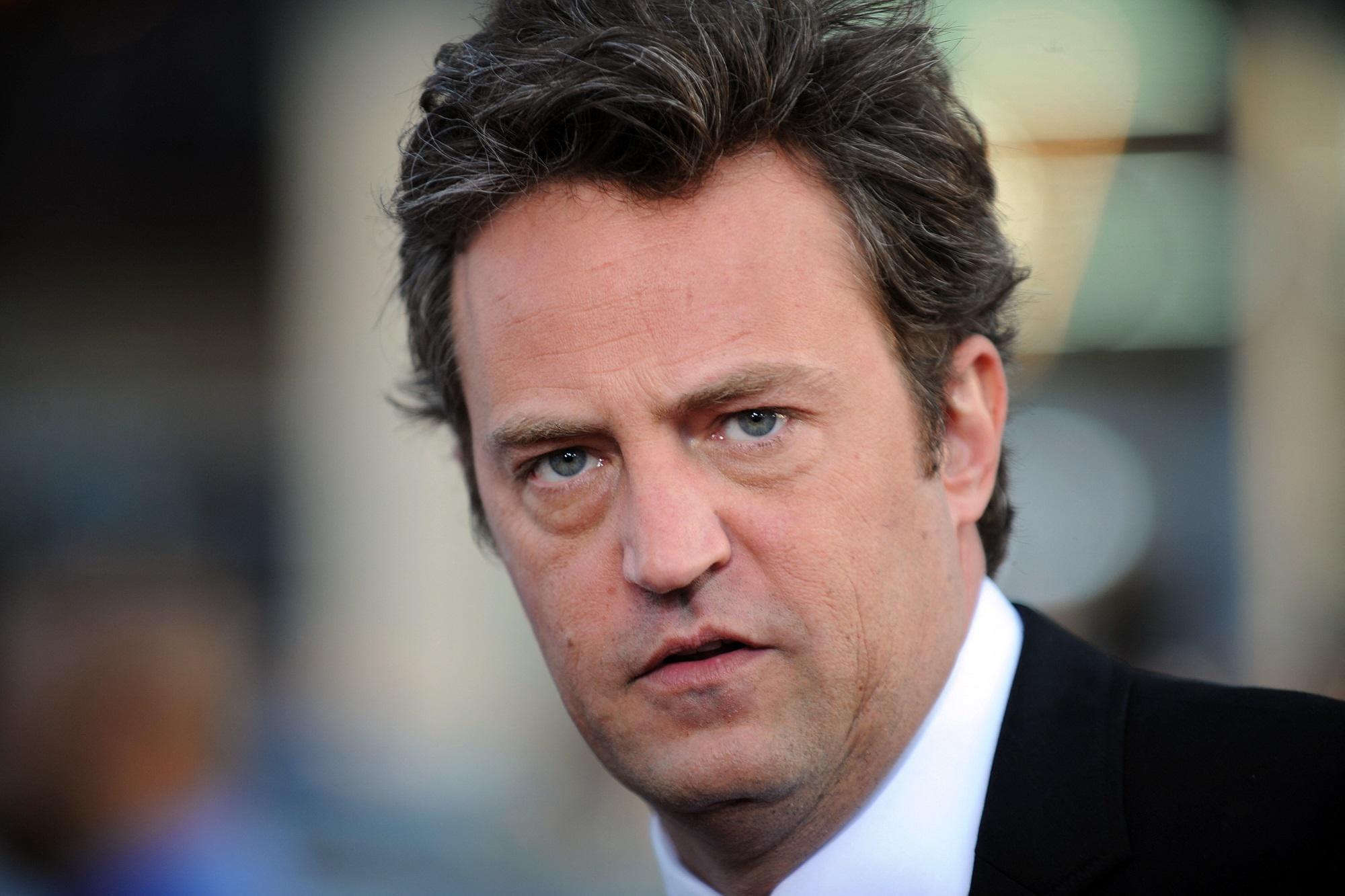 Matthew Perry, arresti per la morte dell'attore star di 'Friends'