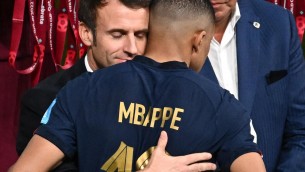 Mbappé si schiera ancora: "Non lasciamo la Francia a quelli là"