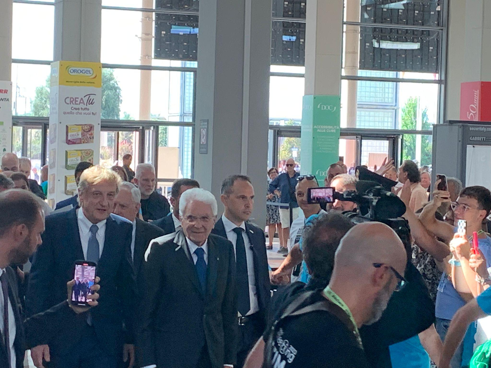 Meeting di Rimini, Mattarella accolto dagli applausi della folla