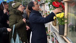 Sergio Abramo, mentre depone un mazzo di fiori sulla tomba dell'avvocato Ferrara