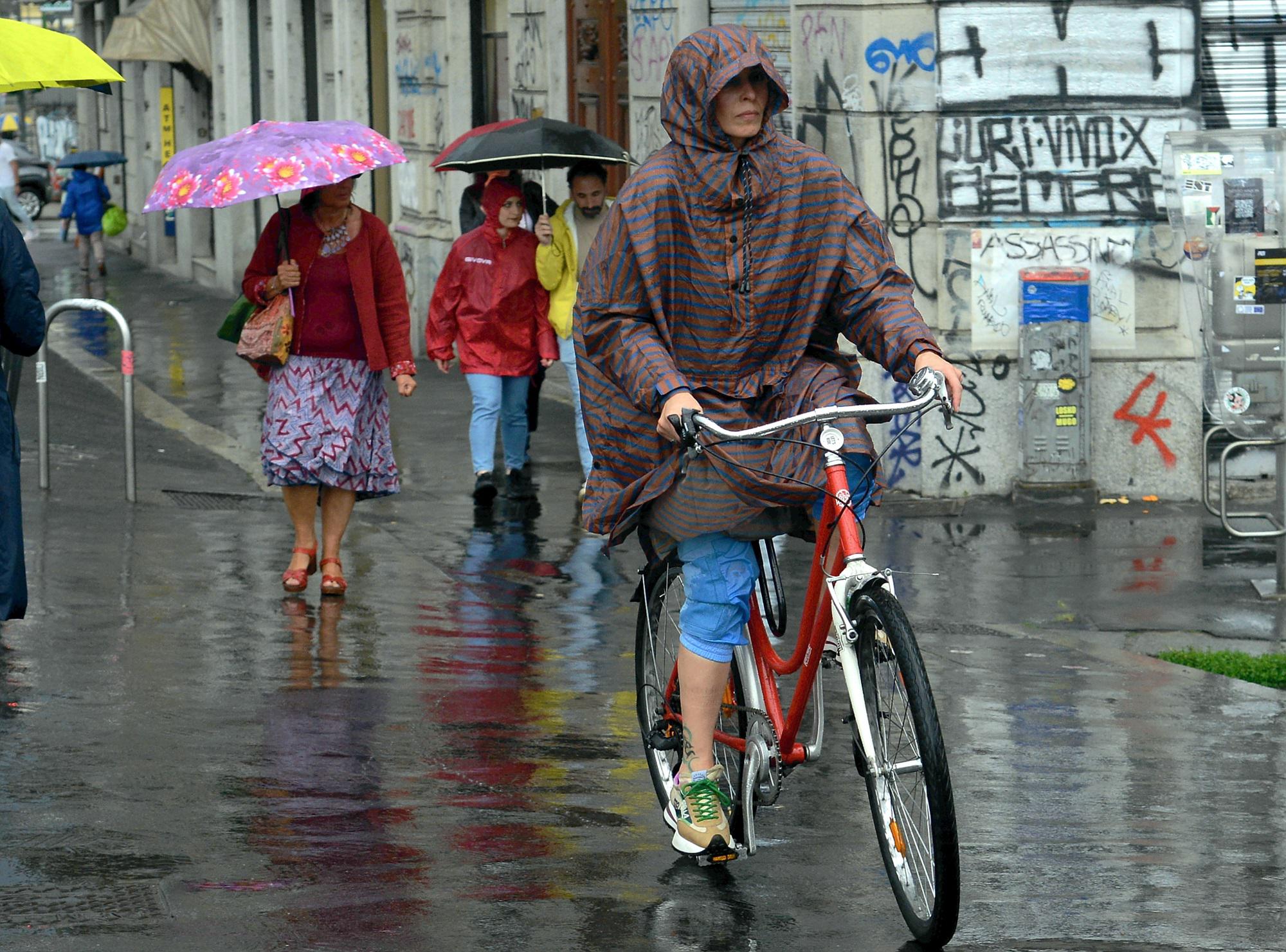 Meteo, maltempo in arrivo: oggi temporali e temperature giù