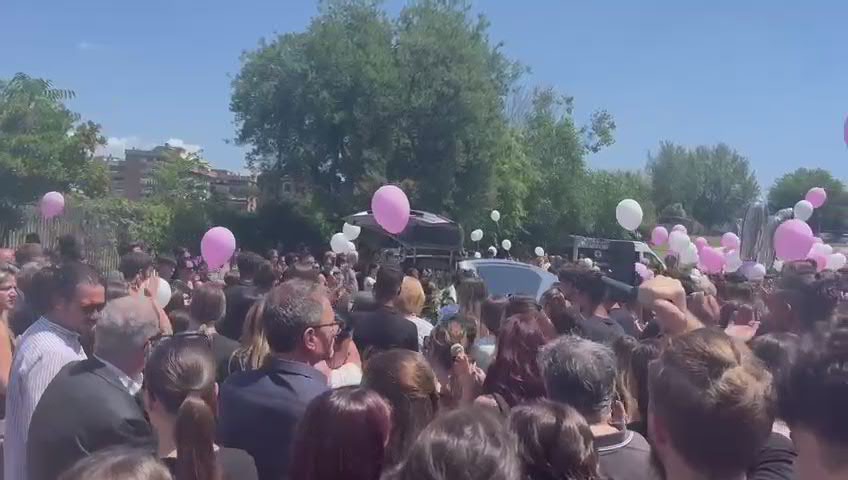 Michelle Causo, palloncini in cielo per l'addio alla 17enne uccisa - Video