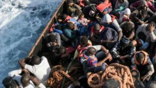 Migranti, a Lampedusa sbarchi senza sosta