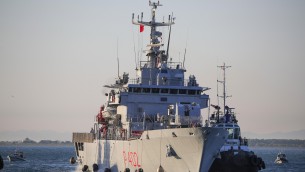 Migranti Albania, nave Libra arrivata al porto di Shengjin: 8 a bordo