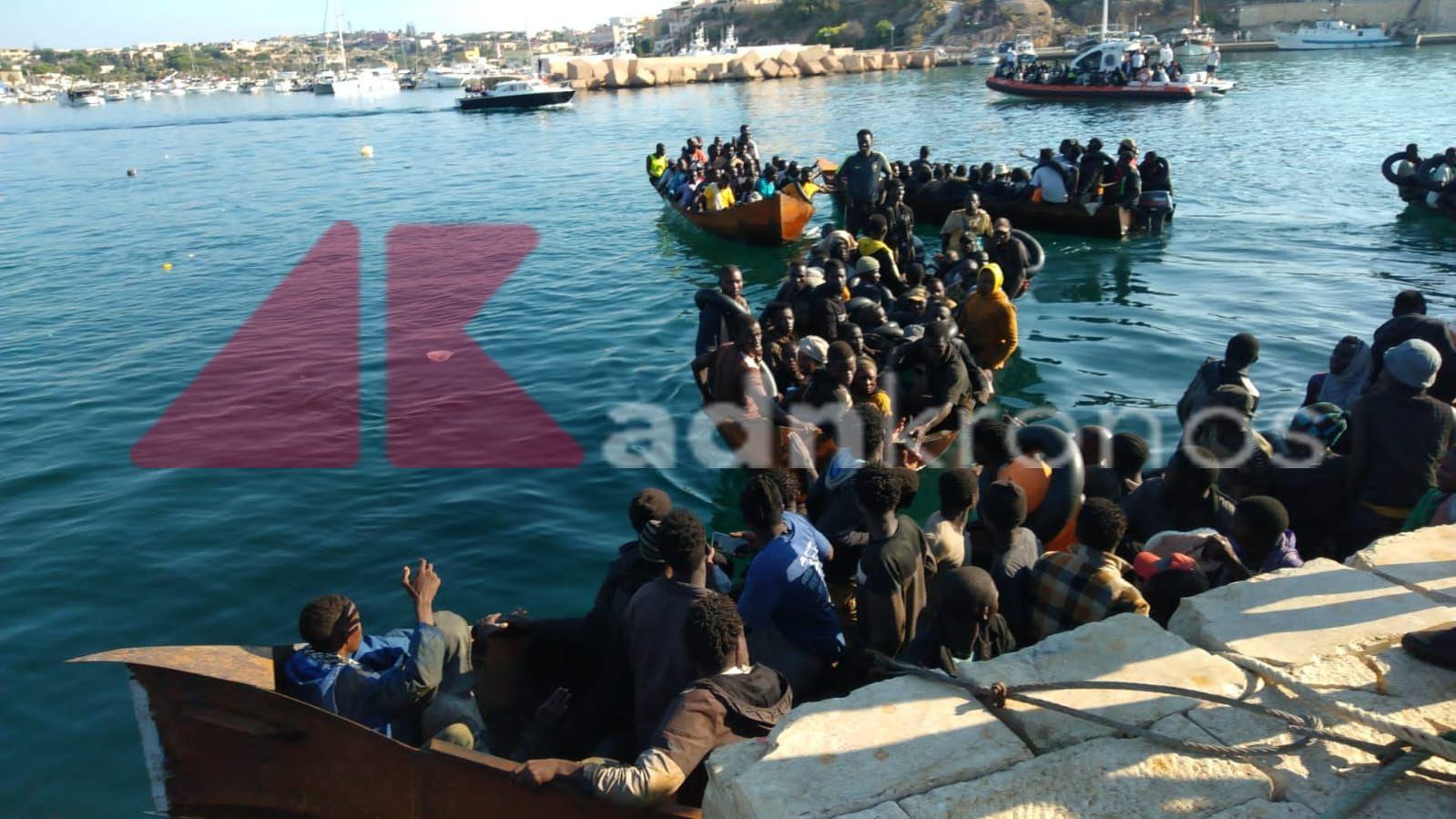 Migranti, barchini in fila in porto Lampedusa: oltre 2mila arrivi in poche ore - Video