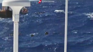 Migranti, Guardia costiera mette in salvo 57 persone - Video