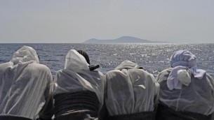 Migranti, in 16 su pattugliatore della Marina in viaggio verso l'Albania