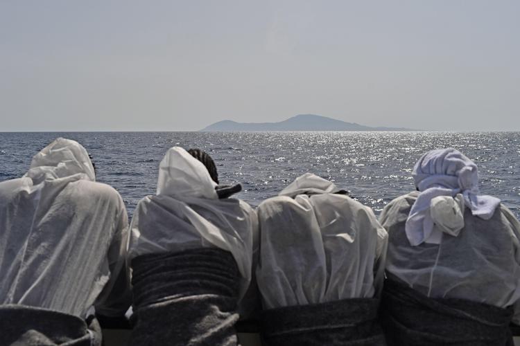 Migranti, in 16 su pattugliatore della Marina in viaggio verso l'Albania