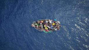 Migranti, in 95 su barca in difficoltà nel Mediterraneo: "Moriamo tutti se non ci aiutate"