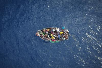 Migranti, in 95 su barca in difficoltà nel Mediterraneo: "Moriamo tutti se non ci aiutate"