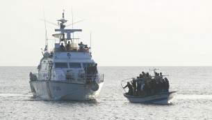 Migranti, raffica di sbarchi a Lampedusa: oltre 1