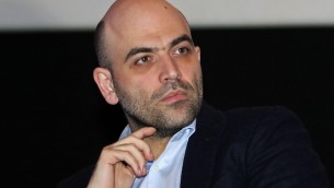 Migranti, Saviano: "Piantedosi farà bagno nello stesso mare dove si continua a morire?"