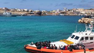 Migranti, sbarchi senza fine a Lampedusa