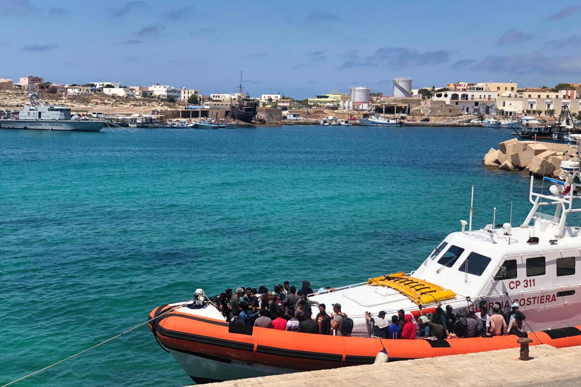 Migranti, sbarchi senza fine a Lampedusa