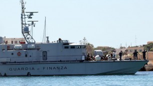 Migranti, sbarchi senza sosta a Lampedusa: all'hotspot in quasi 4mila