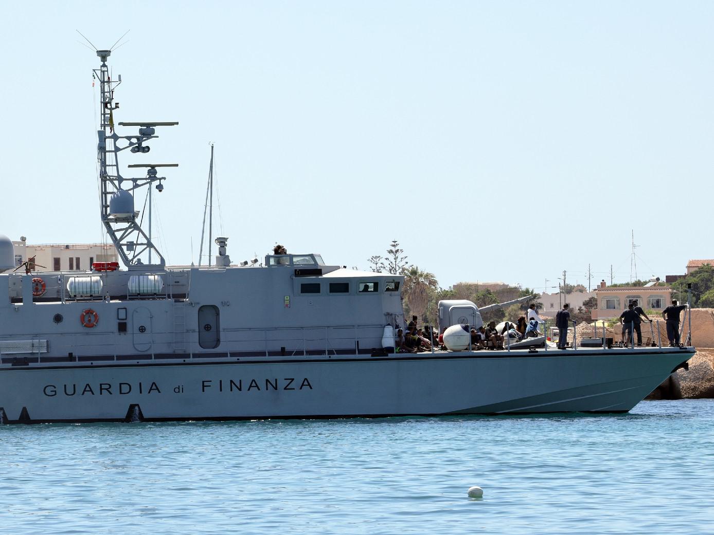 Migranti, sbarchi senza sosta a Lampedusa: all'hotspot in quasi 4mila