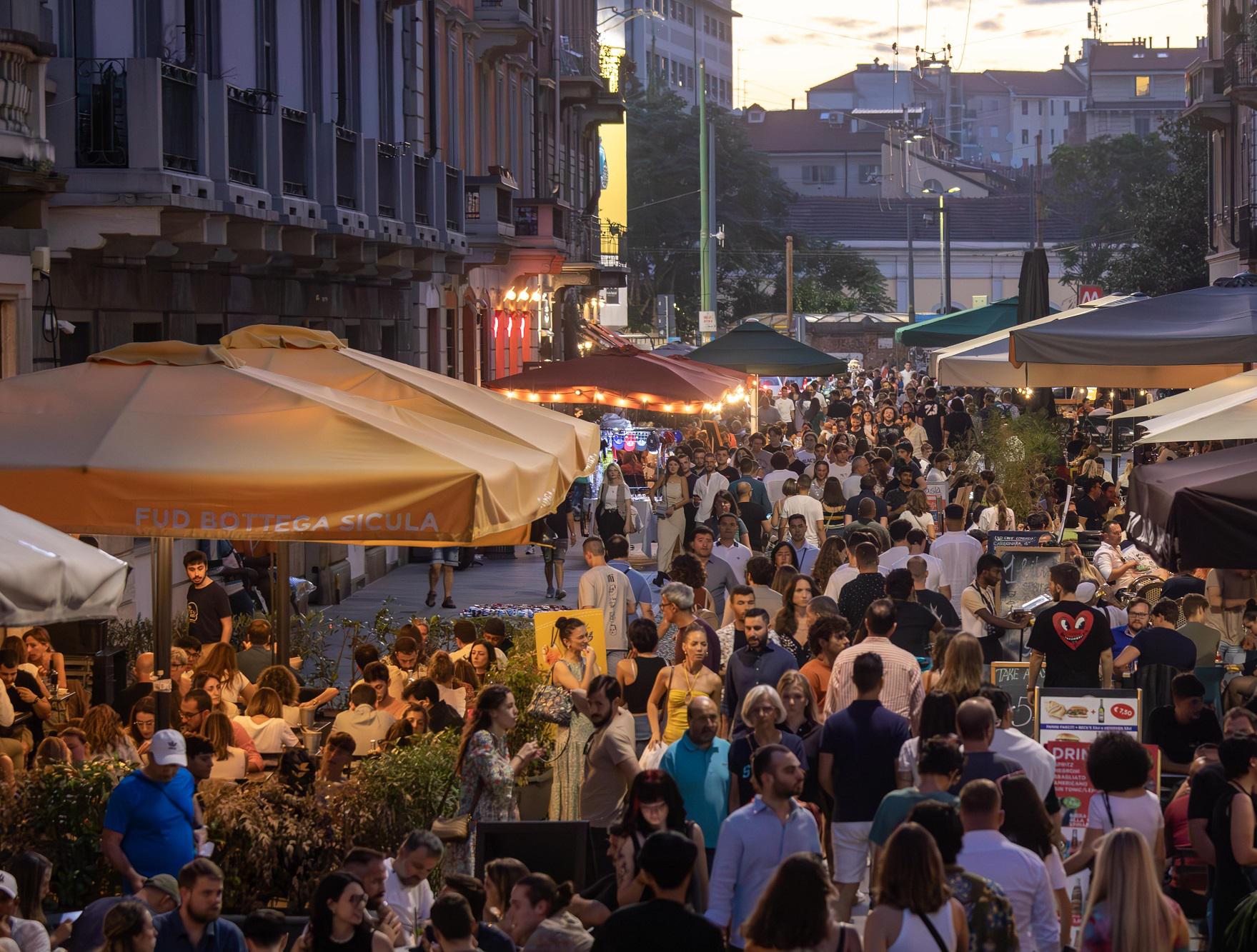 Milano, 18enne denuncia: "Mi hanno violentata sui Navigli"