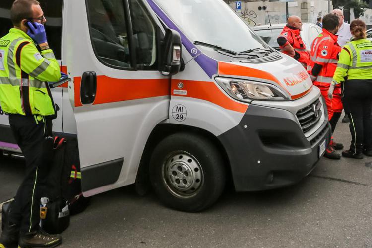 Milano, 23enne pestato a sangue in strada: è gravissimo