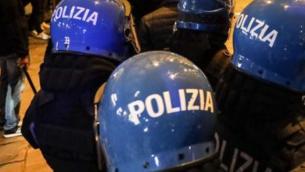 Milano, 300 giovani 'assembrati' per video rapper: pietre e bottiglie contro polizia