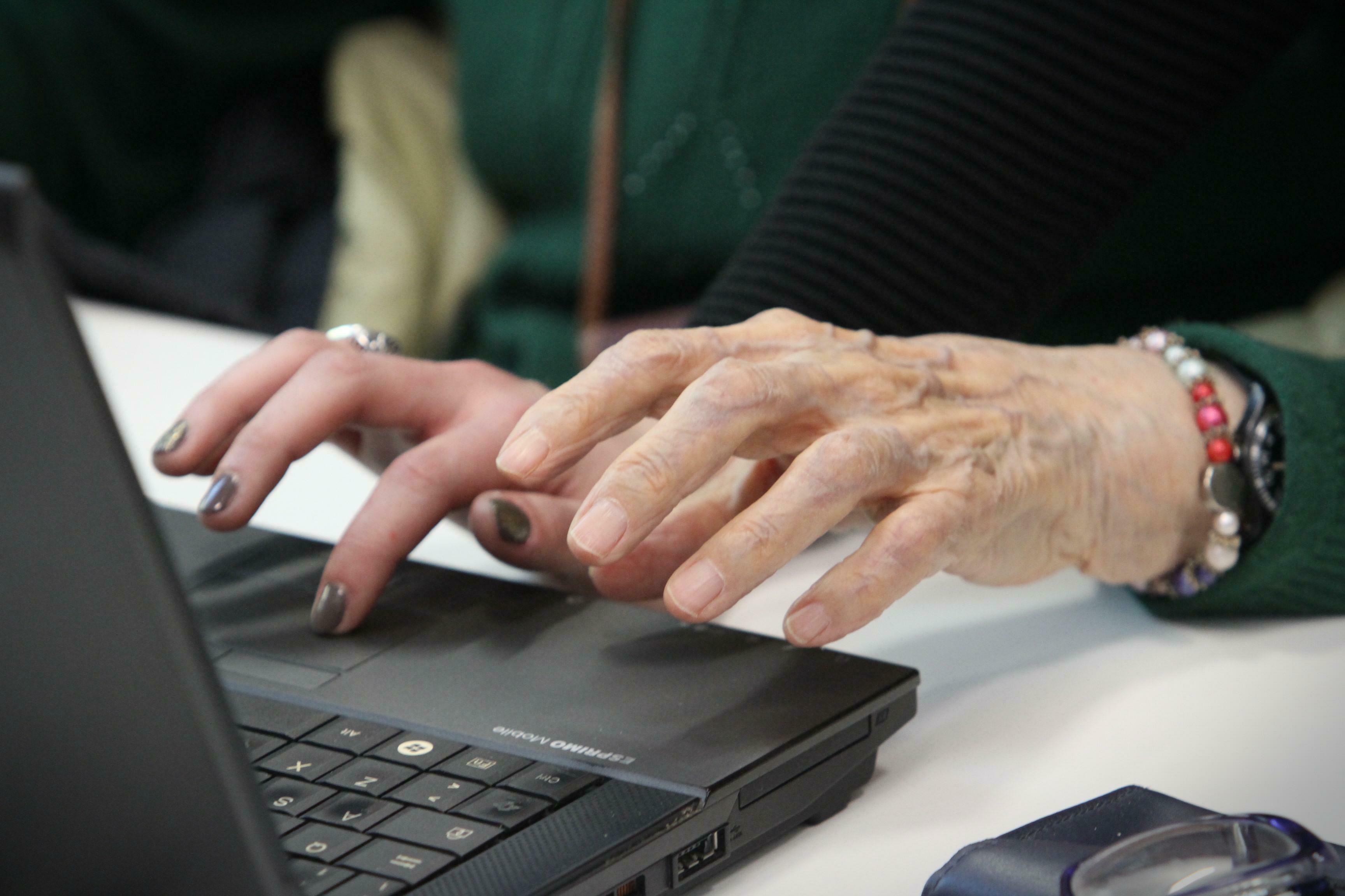 Milano-Bicocca lancia 'Cyber scuola', nonni a lezione di tecnologia dai nipoti