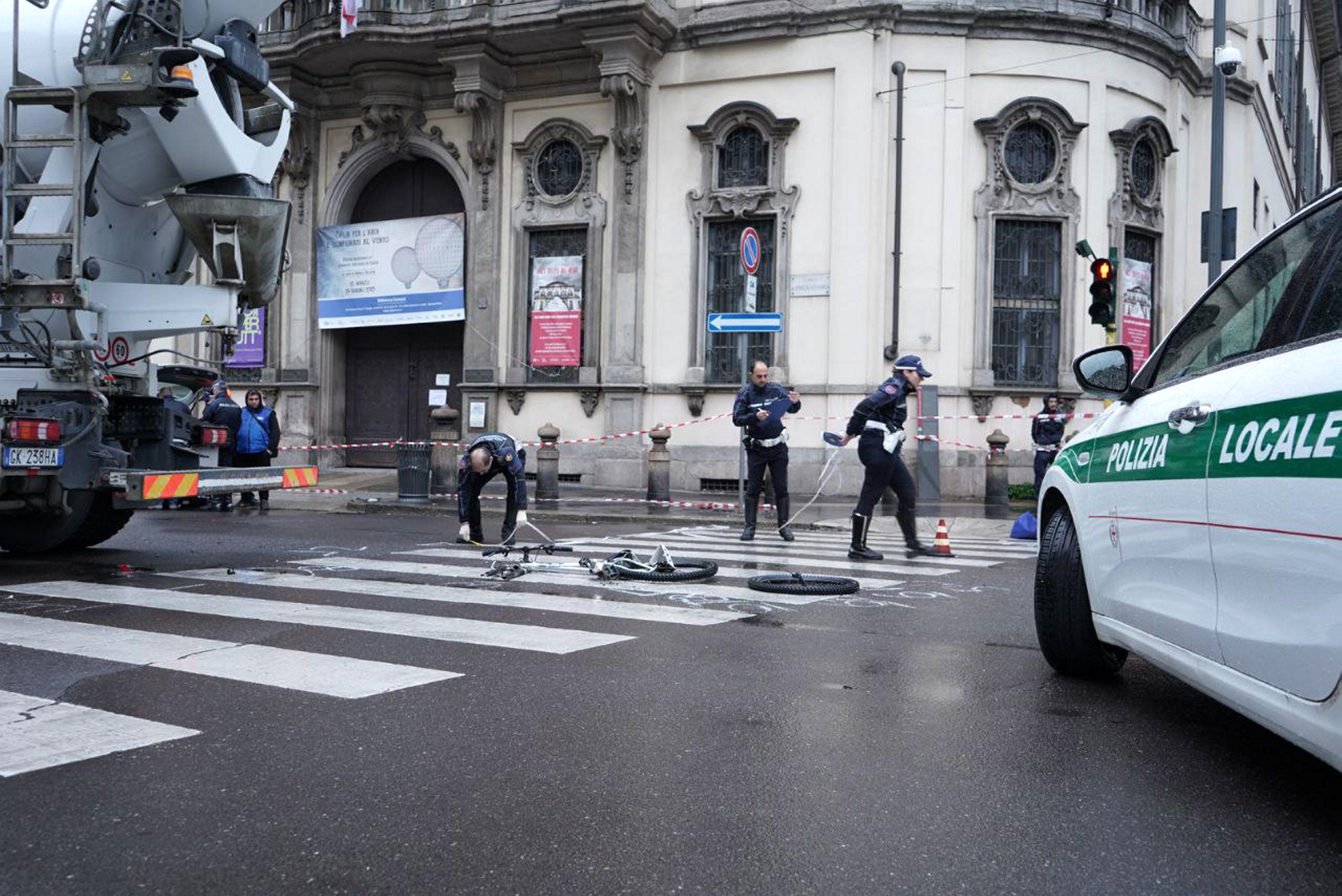 Milano, ciclista travolta e uccisa da camion