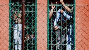 Milano, evasi due fratelli dal carcere Beccaria: "Erano a capo delle rivolte"