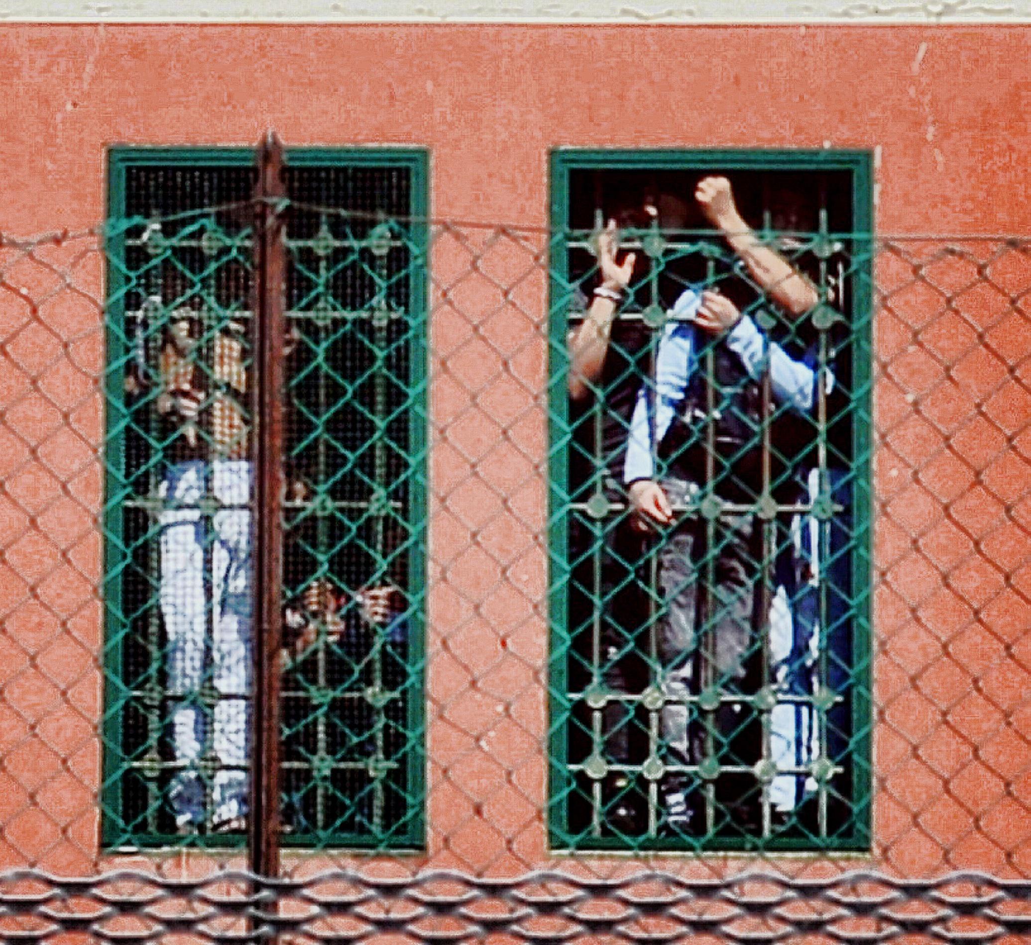 Milano, evasi due fratelli dal carcere Beccaria: "Erano a capo delle rivolte"