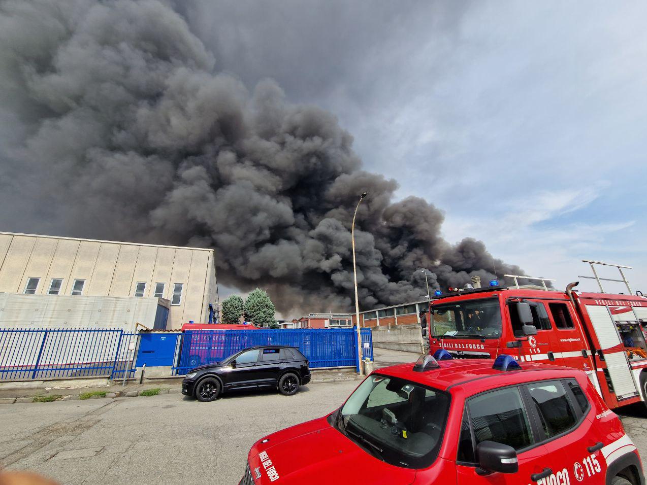 Milano, incendio in azienda chimica: "Tenete finestre chiuse" - Video