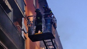 Milano, pesa 220 chili e non riesce a uscire per andare in ospedale: evacuato dal balcone