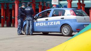 Milano, spaccia droga con figlia di 5 anni in auto: arrestato