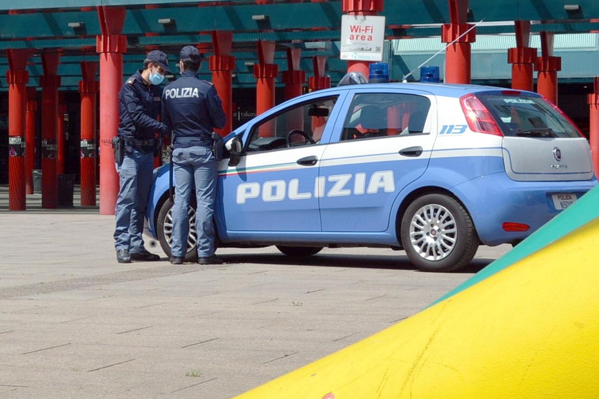 Milano, spaccia droga con figlia di 5 anni in auto: arrestato