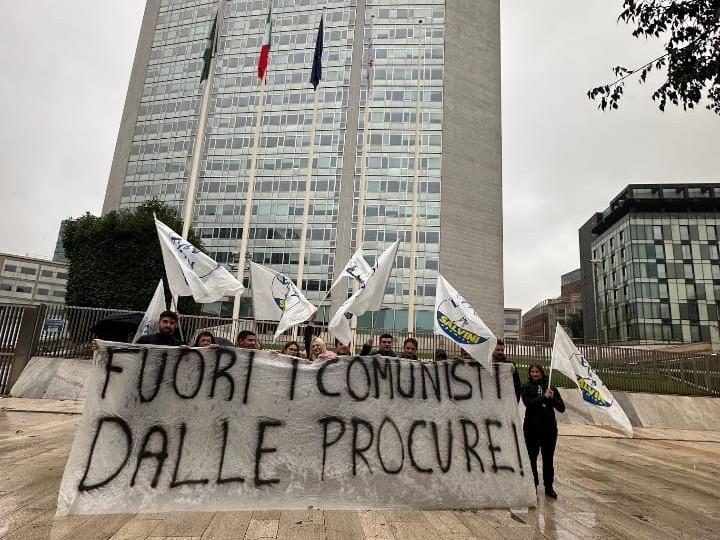 Milano, striscione giovani Lega davanti a Pirellone: "Fuori comunisti da Procure"