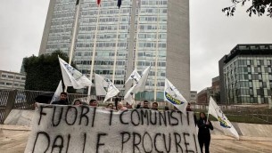 Milano, striscione giovani Lega davanti al Pirellone: "Fuori i comunisti dalle Procure"