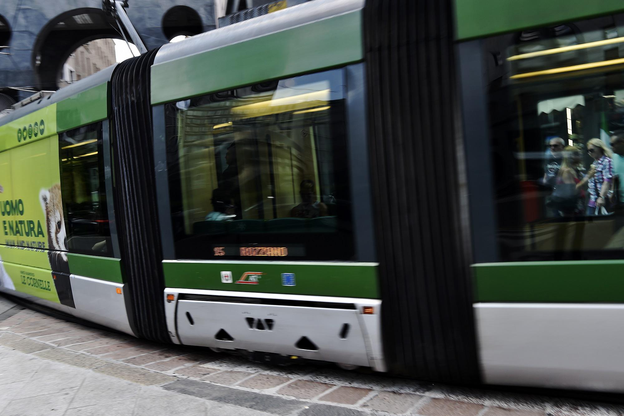 Milano, tram deraglia e finisce contro albero