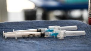 Mix vaccini contro il Covid, fonti Ema: "Valuteremo i dati"