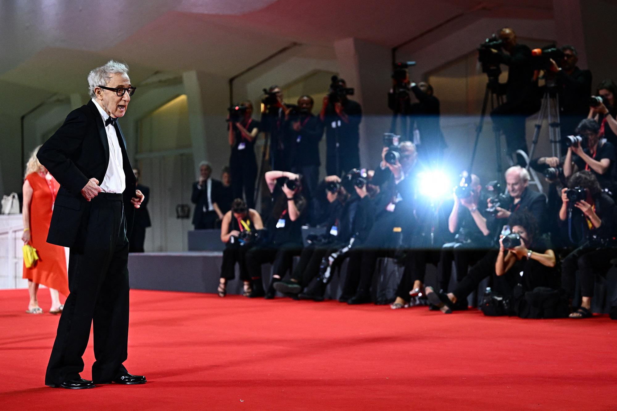 Mostra Cinema Venezia 2023, Woody Allen contestato sul red carpet: "Stupratore"