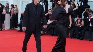 Mostra Venezia, ecco Beetlejuice: il red carpet gothic con Tim Burton e Monica Bellucci