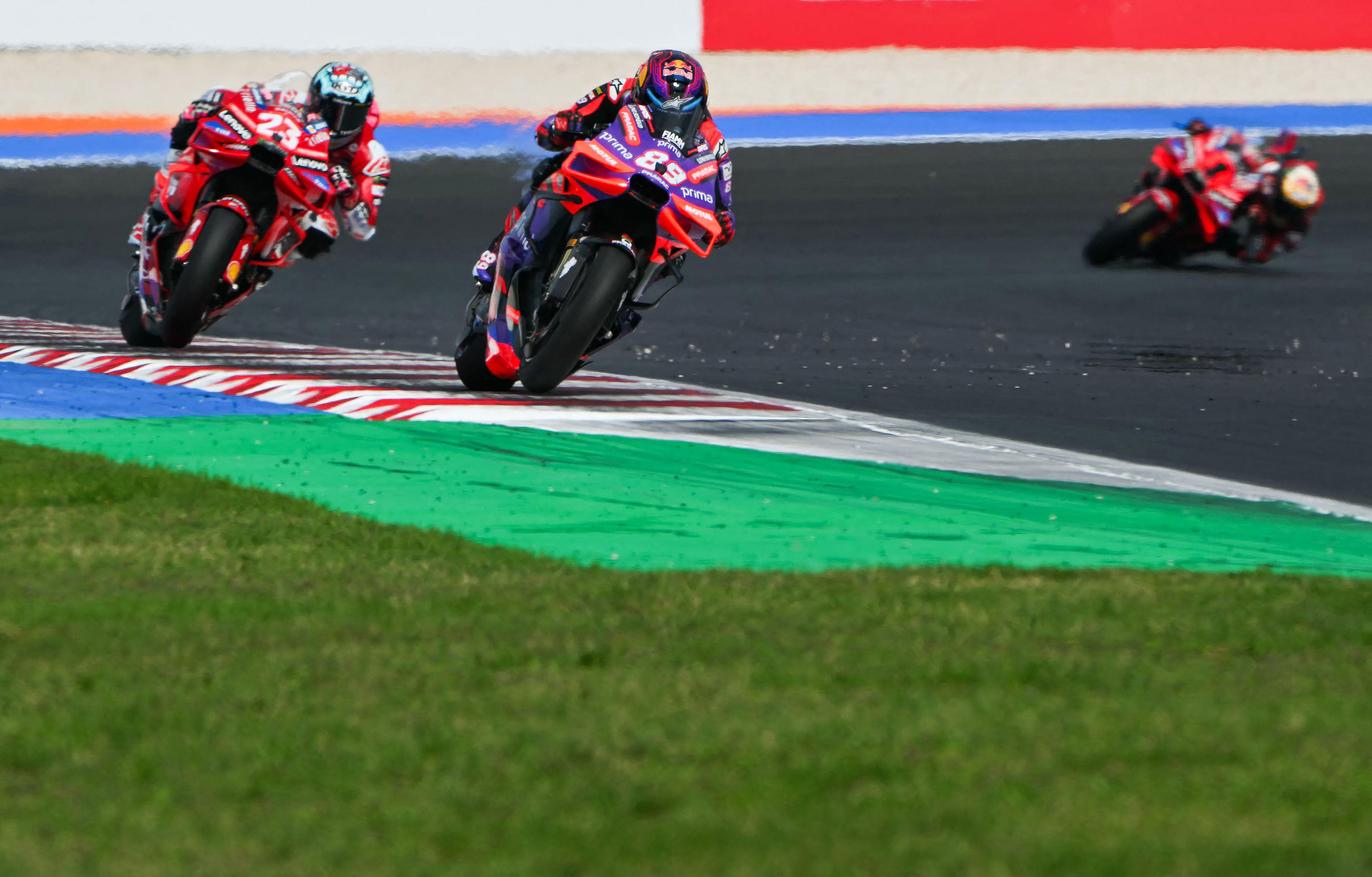 MotoGp Emilia-Romagna: Bagnaia cade, vince Bastianini davanti a Martin