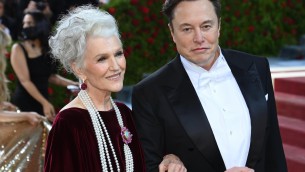 Musk e il gossip-bufala su Meloni, interviene la mamma di Elon: "Era con me"