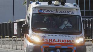 Napoli, camioncino travolge due persone: un morto