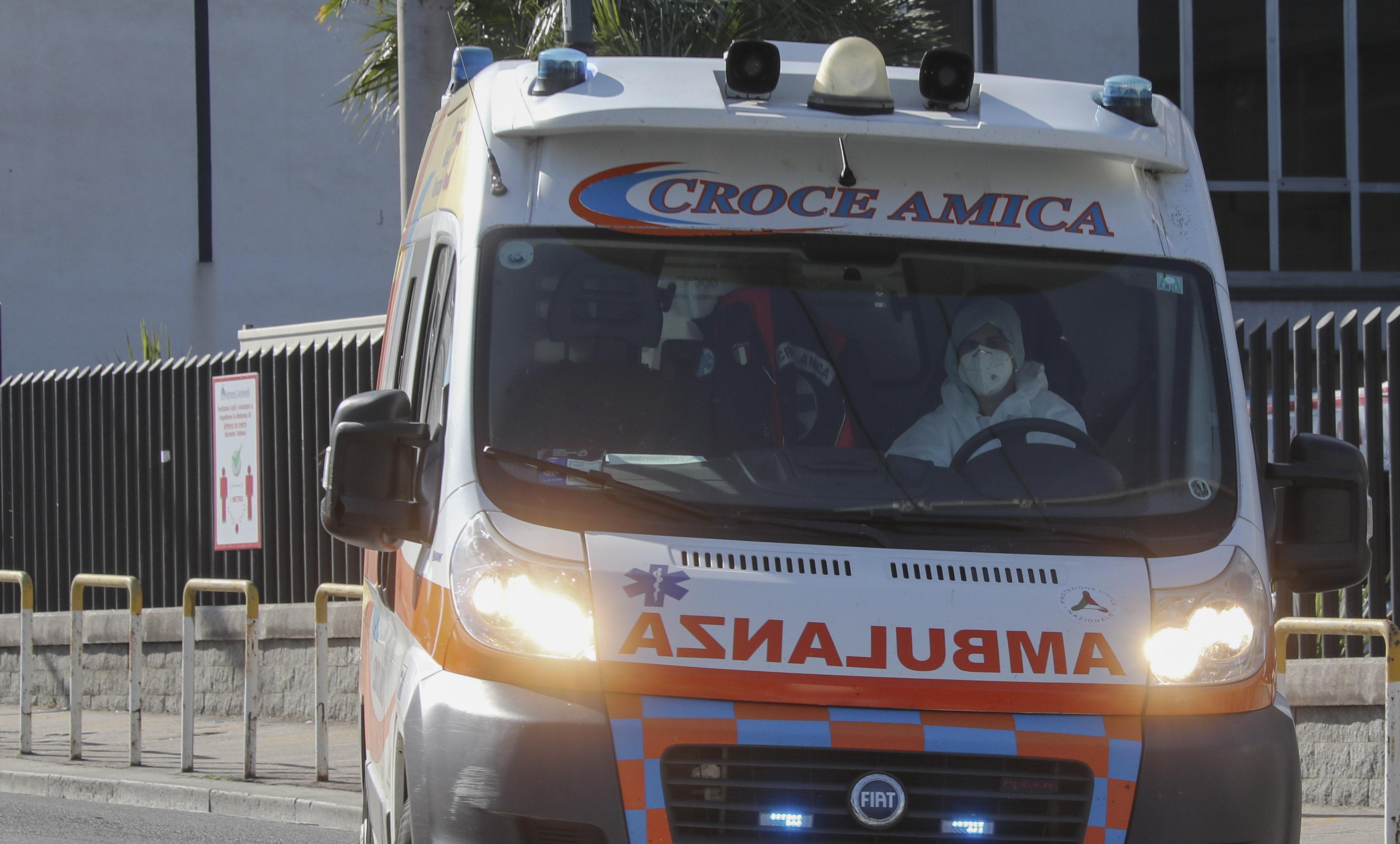 Napoli, camioncino travolge due persone: un morto