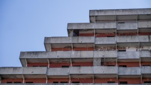 Napoli, crolla solaio nella vela rossa di Scampia: famiglie evacuate