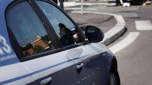 Napoli, donna si lancia da un'auto in corsa per sottrarsi agli abusi: arrestato 38enne