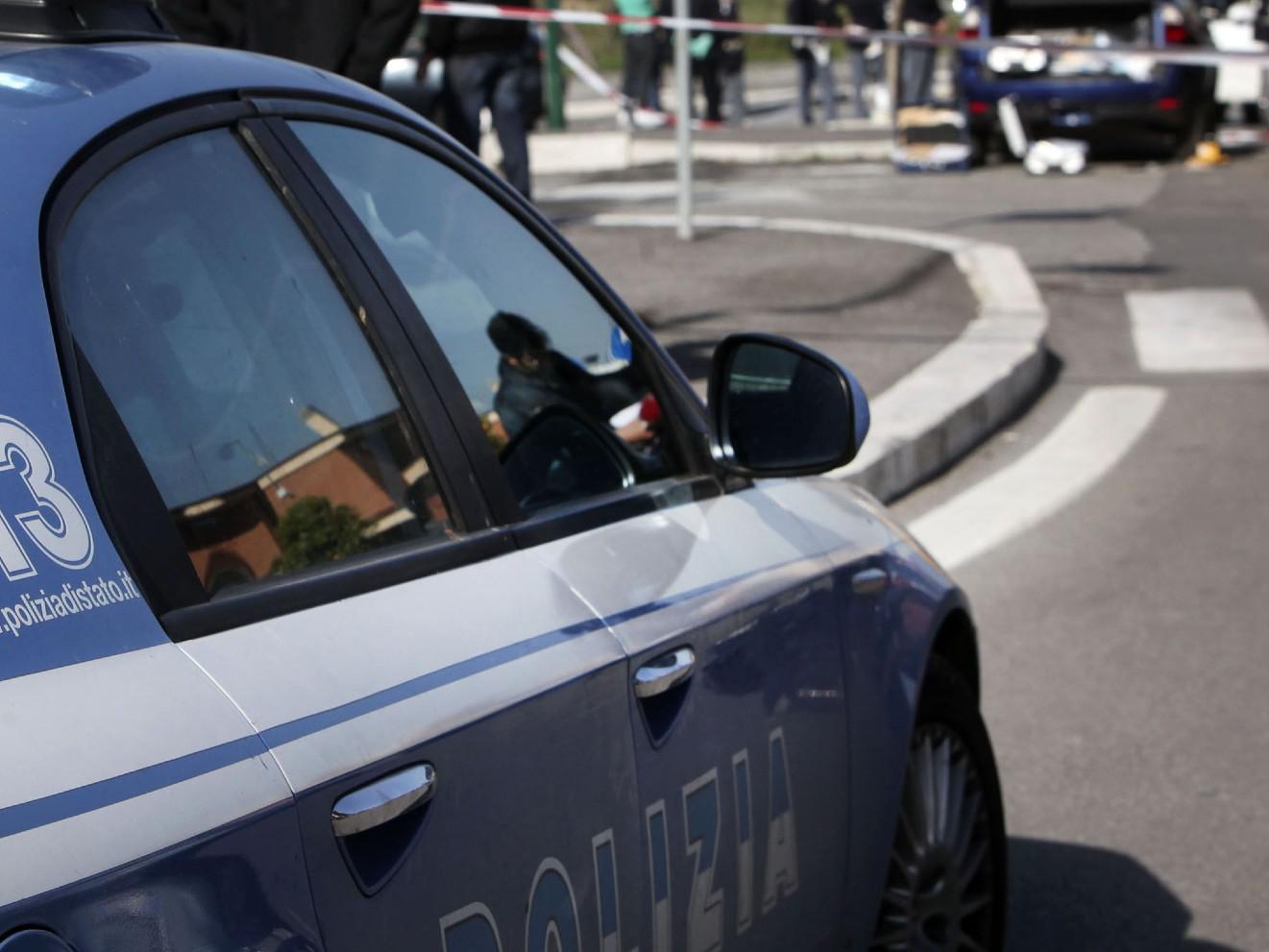 Napoli, donna si lancia da un'auto in corsa per sottrarsi agli abusi: arrestato 38enne