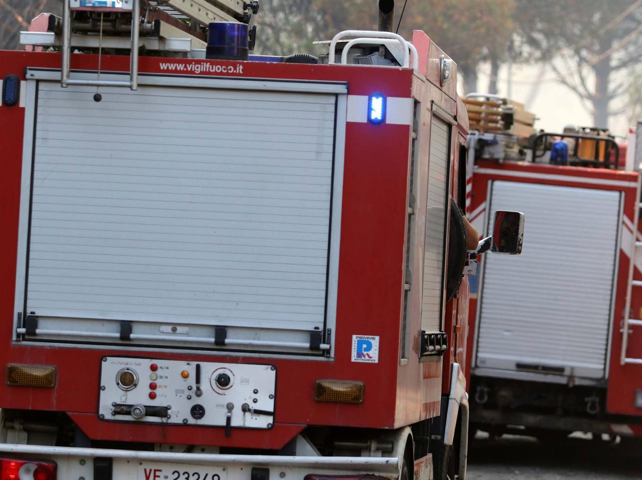 Napoli, incendio a Fuorigrotta: colonne di fumo nero, evacuata l'università