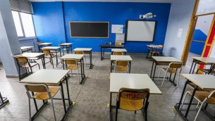 Napoli, insegnante aggredita e picchiata dai genitori: caos a scuola